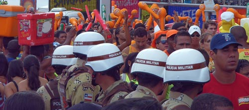 Militärpolizei im Einsatz am Karnevalszug von Salvador