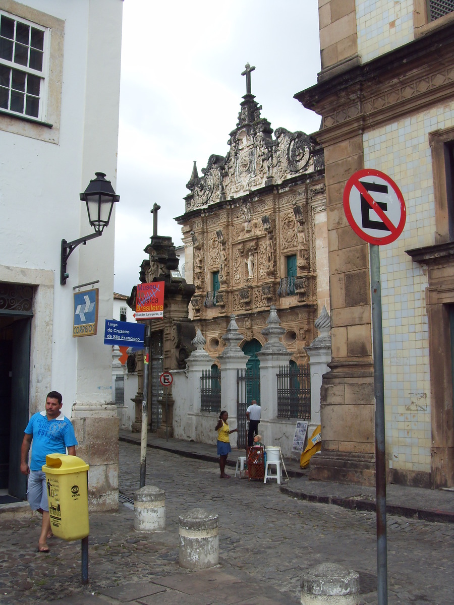 Historische Kirche und Straße im Zentrum von Salvador da Bahia