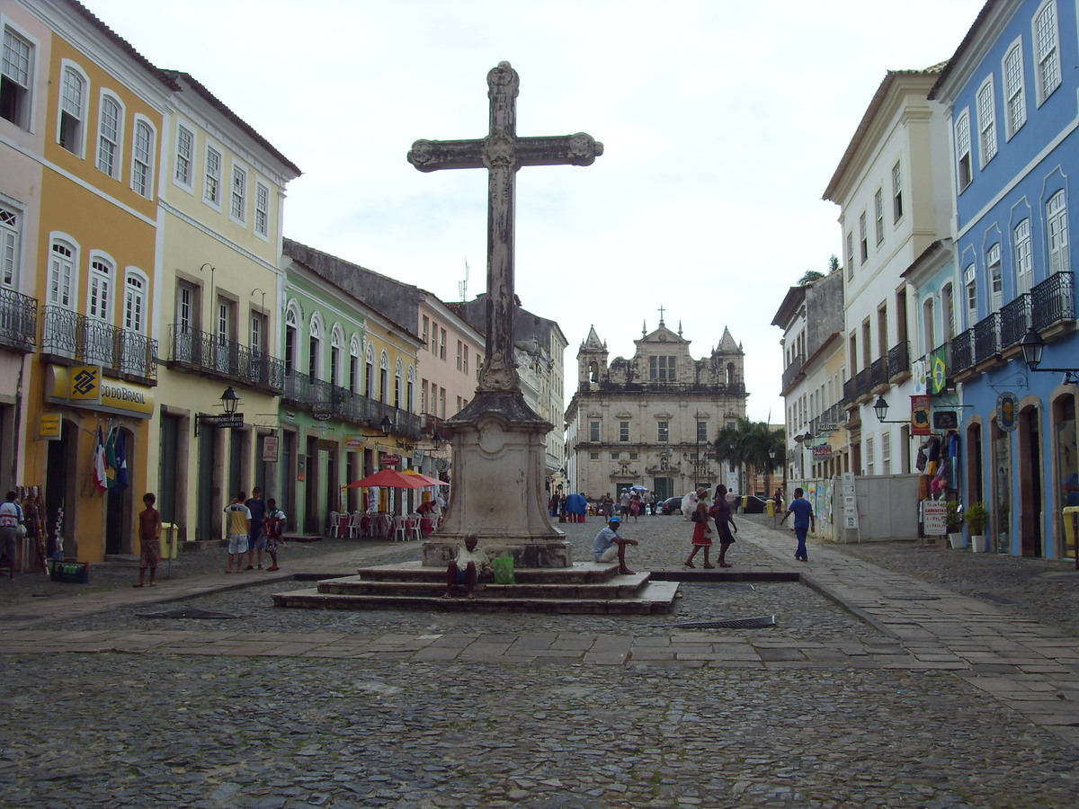 Historischer Platz mit Kirche im Pelourinho von Salvador da Bahia