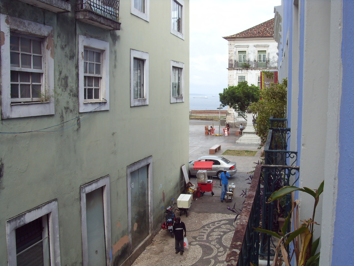 Gasse mit Blick zur Küste in Salvador
