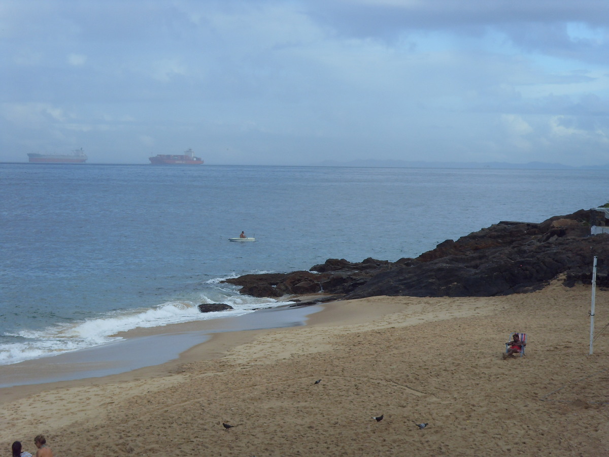 Sandstrand mit Felsen und Schiffen an der Küste von Salvador da Bahia